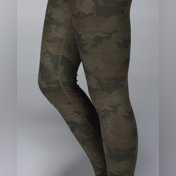 Lululemon Wunder Under Pant *Full-On Luxtreme
Savasana Camo 20cm Fatigue Green - Picture 2 of 9